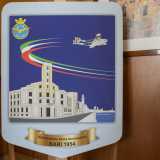 Uno scudo mostra invece il Palazzo dell�Aeronautica situato sul lungomare cittadino con accanto la data 1954, anno di fondazione della sezione barese